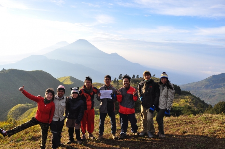 Foto Bersama di Puncak Prau