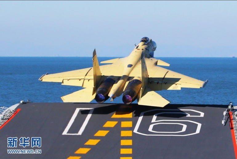 J-15 take off dari Kapal Induk Liaoning