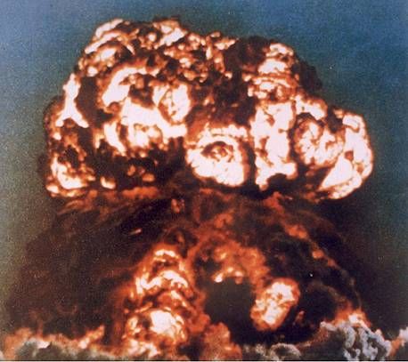 Uji coba perdana bom atom Tiongkok berhasil dilakukan pada 15, 16 Oktober 1964 