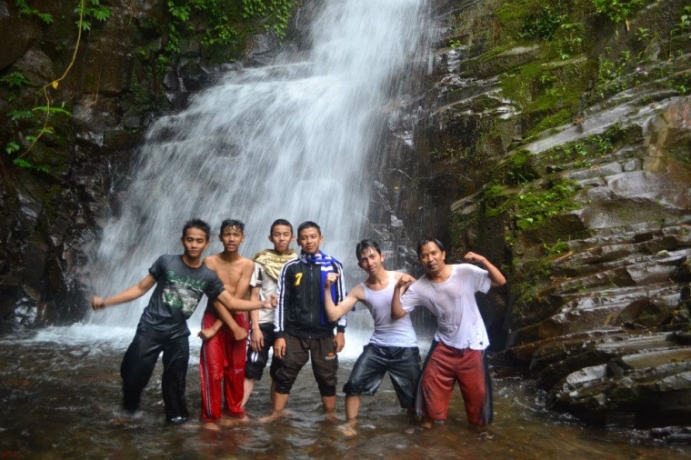 bersama para santri Babussalam di Curug Karembong