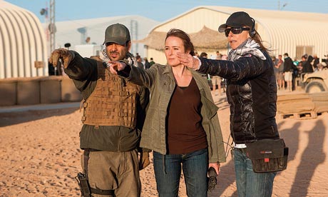Kathryn Bigelow (kanan) di sebuah set film Zero Dark Thirty. (guardian.co.uk)