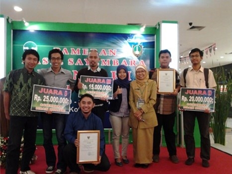 bersama tim setelah berhasil lolos menjadi pemenang dalam sayembara desain Taman Monjari Surakarta