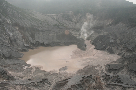 Menyusuri Jejak Angkara Sangkuriang di Gunung Tangkuban 