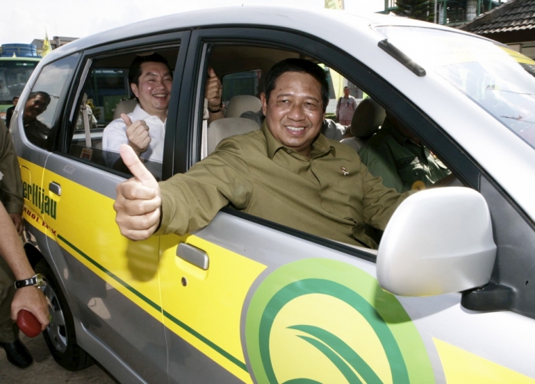 SBY menyetir dan Gunawan Yusuf saat kunjungan kerja Presiden ke salah satu pabrik Sugar Group Companies di Lampung