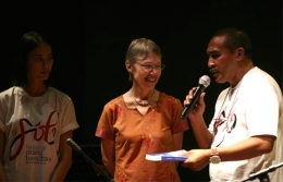Jacky Manuputty memberikan buku Carita Orang Basudara kepada Sidney Jones(sinarharapan.com/Dedy Istanto)