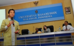 Makassar_862011_AS_Kuliah Umum dan penyampaian beasiswa S2 dari Bakrie Center Foundation untuk mahasiswa Universitas hasanuddin (11)
