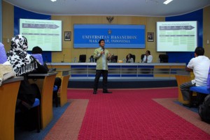 Makassar_862011_AS_Kuliah Umum dan penyampaian beasiswa S2 dari Bakrie Center Foundation untuk mahasiswa Universitas hasanuddin (14)