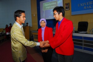 Makassar_862011_AS_Kuliah Umum dan penyampaian beasiswa S2 dari Bakrie Center Foundation untuk mahasiswa Universitas hasanuddin (26)