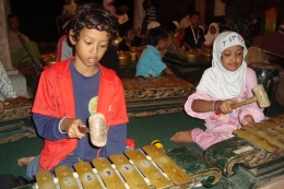 Anak Indonesia Memainkan Gamelan http://wesavethem.blogspot.com