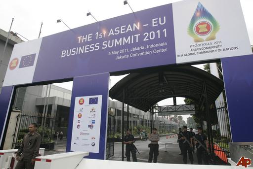 Tulisan slogan di acara Business Summit bersama Uni Eropa tanggal 5 Mei 2011 lalu, tertulis benar. nations pakai huruf s.
