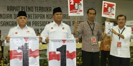 Pasangan capres dan cawapres, Prabowo Subianto-Hatta Rajasa dan Jokowi-JK menunjukkan nomor urut saat acara pengundian dan penetapan nomor urut untuk pemilihan presiden Juli mendatang di kantor KPU, Jakarta Pusat, Minggu (1/6/2014). Pada pengundian ini, pasangan Prabowo-Hatta mendapatkan nomor urut satu sedangkan Jokowi-JK nomor urut dua. (TRIBUNNEWS/HERUDIN)
