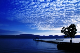 Keindahan Danau Matano, Sorowako (Sumber foto: http://thomalili.files.wordpress.com/2007/08/pantai-ide1.jpg)