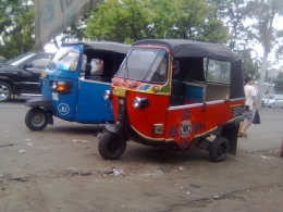 dua bajaj yang serupa tapi tak sama sedang parkir di daerah Jakarta Kota Senin (19/12)