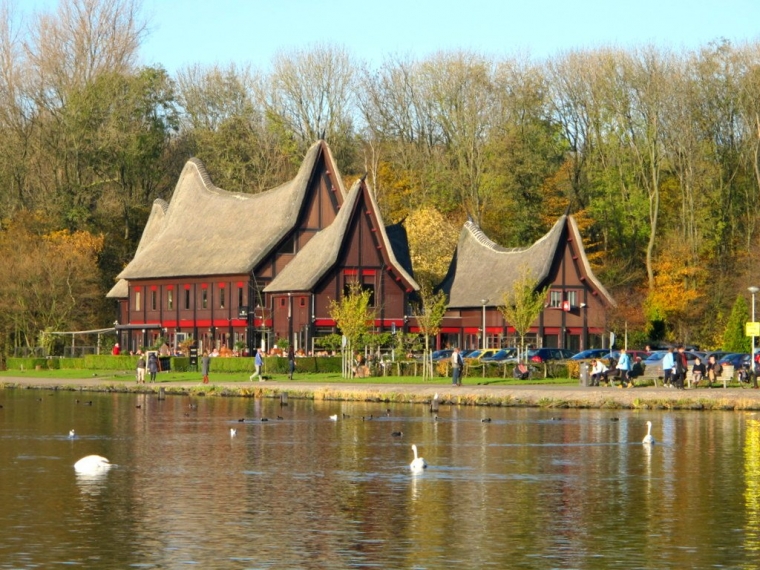 Bangunan Adat Minangkabau Bertengger di Tengah Hutan Kota Bangunan Adat Minangkabau Bertengger di Tengah Hutan Kota