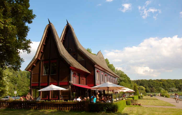 Bangunan Adat Minangkabau Bertengger di Tengah Hutan Kota Bangunan Adat Minangkabau Bertengger di Tengah Hutan Kota