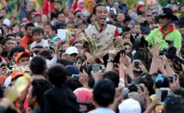 Ilustrasi - Gubernur Joko Widodo saat menghadiri Jakarnaval 30 Juni 2013 (Kompas.com)