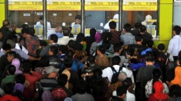 Ilustrasi - Antrean pembelian tiket kereta api untuk mudik Lebaran di Stasiun Gambir, Jakarta (Kompas.com/Heru Sri Kumoro)