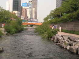 Chonggyecheon, sebuah selokan buatan di tengah kota Seoul yang asri berfungsi sebagai RTH sekaligus obyek wisata - dokpri