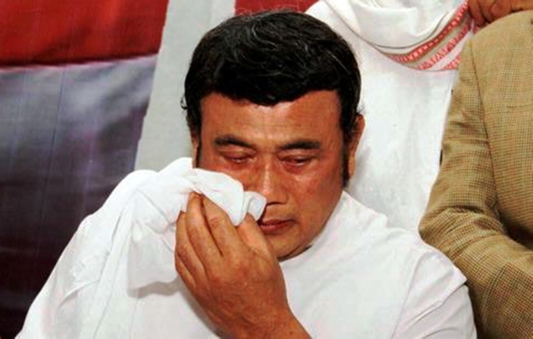 Rekaman video yang didapat Panwaslu, Rhoma secara terbuka meminta warga agar tidak memilih Jokowi-Ahok. Rhoma Irama mendadak menangis saat berusaha menjelaskan duduk perkara yang membuatnya dipanggil oleh Panitia Pengawas Pemilu DKI Jakarta. Berulang kali, pria dengan baju koko putih ini menyeka air matanya (photo : kompasiana)
