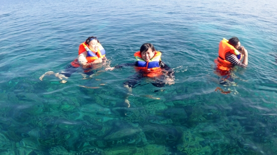 gunakan pelampung untuk snorkeling aman bagi diri sendiri dan lingkungan 