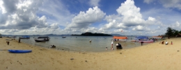 Pantai  Mutun Lampung di hari libur nasional