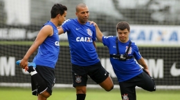 Caio terlihat serius berlatih dengan pemain Corinthians (srgbr:mediasenz)