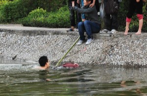 Cara menolong orang tenggelam di kolam renang