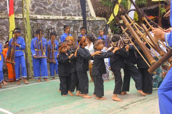 Penampilan permainan tradisional oray-orayan di acara Julang Ngapak Kampung Adat Cirendeu