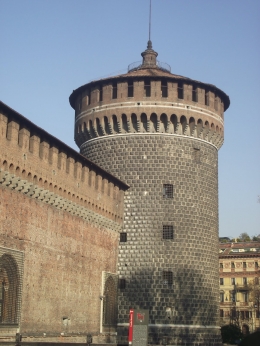 Castello Sforzesco dilihat dari luar. Di dalam castil ini terdapat 14 buah museum