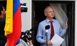 Julian Assange memberikan pernyataannya kemarin di kedutaan Ekuador di London. Sumber gambar : static.guim.co.uk 