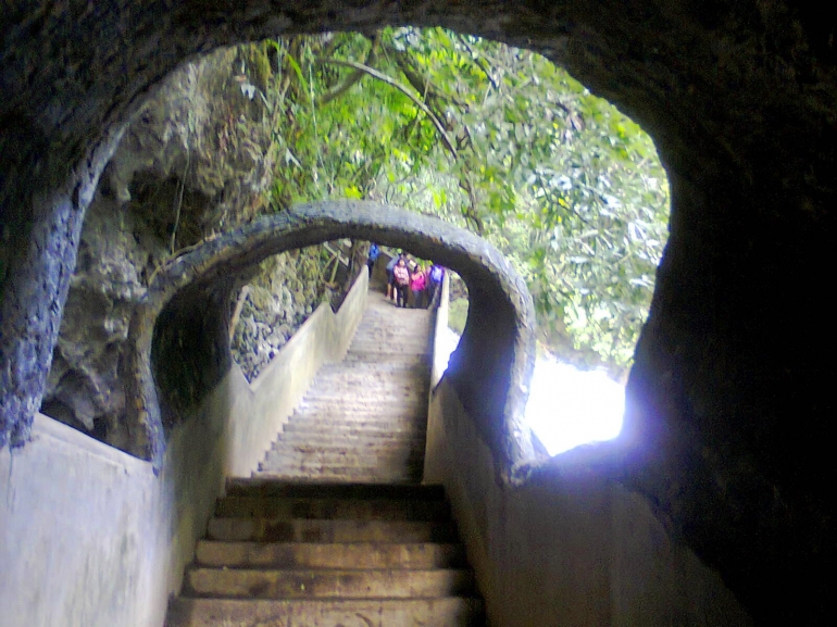 Jalan tangga menuju gua (dok. pribadi)