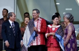 Presiden SBY (dua kiri) bersama istrinya, Ani Yudhoyono (dua kanan) dikalungi ulos oleh Pimpinan Tertinggi (Ephorus) HKBP Bonar Napitupulu (kiri) dan istrinya Tarapul Sinta Ria Sitanggang (kanan) dalam perayaan Jubileum 150 Tahun Huria Kristen Batak Protestan (HKBP) di Stadiun Utama Gelora Bung Karno, Minggu (4/12).