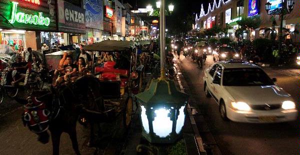 Suasana malam hari di Jalan Malioboro, Yogyakarta. Kawasan wisata belanja kerajinan tangan dan kuliner ini bertambah padat pada saat hari libur nasional dan akhir pekan. (Kompas.com/Fikria Hidayat)