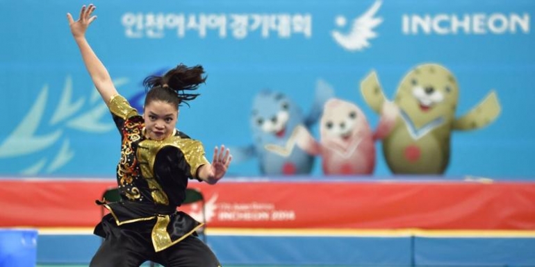 Atlet wushu Indonesia, Juwita Niza Wasni, beraksi di nomo final nanquan pada cabang wushu Asian Games 2014 di Incheon, Korea Selatan, Sabtu (20/9/2014). (kompas.com)