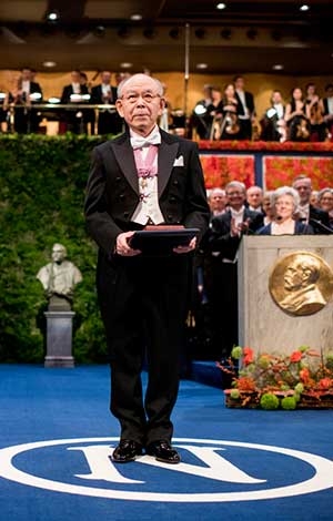 Isamu Akasaki Dalam Upacara Penyerahan Penghargaan Nobel Fisika