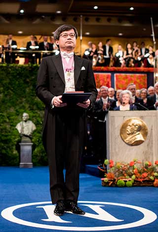 Hiroshi Amano Dalam Upacara Penyerahan Penghargaan Nobel Fisika