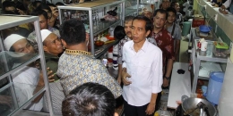 Jokowi usai peresmian Food Court Blok G Pasar Tanah Abang pada 14 April 2014. Sumber: http://megapolitan.kompas.com/read/2014/04/22/0931134/Jokowi.Anggap.Urus.Pasar.Tanah.Abang.Bekal.Jadi.Presiden