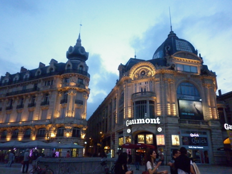 Suasana Place de La Comedie di malam hari