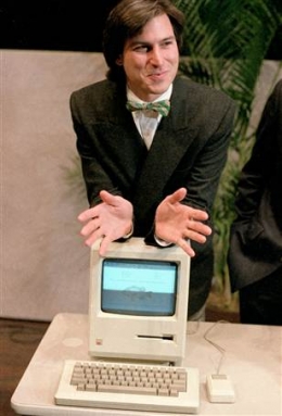 Foto Steve Jobs saat masih umur belum genap 30 tahun, ketika memperkenalkan “new Macintosh” komputer personal pada share holder meeting 24 Jan 1984 di Cupertino, California. Macintosh dihargai $2495. Menjadi pesaing dari PC IBM saat itu.  (Paul Sakuma/AP file)