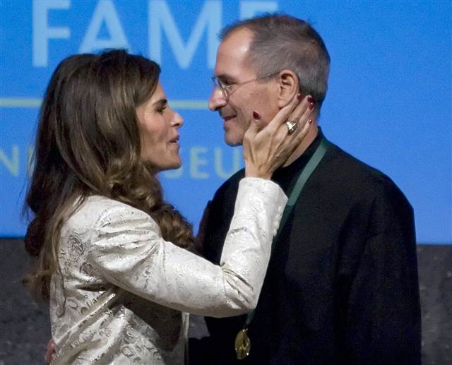 Steve Jobs diciumi Maria Shriver dalam presentasinya di California Hall of Fame di Sacramento 5 des 2007 (Kimberly White/Reuters)