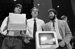 Steve Jobs(kiri),John Scully(tengah)ex. CEO,Steve Wozniak(kanan)co-founder Apple (Sal Veder/AP)