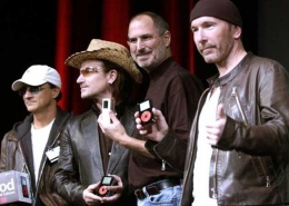 Steve Jobs bersama grup band U2 saat memperkenalkan iPod. 