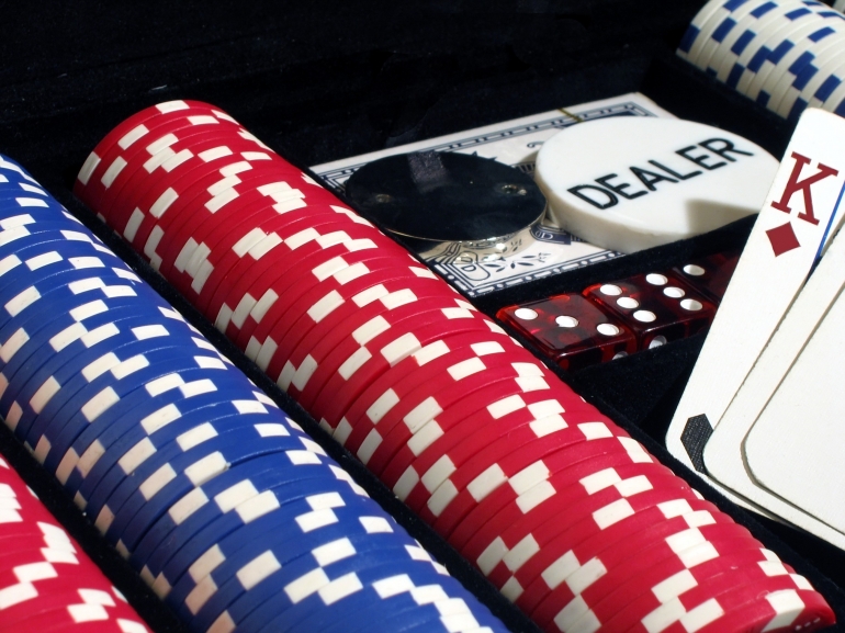 Ilustrasi poker chips (sumber: http://reneesbookaddiction.files.wordpress.com/)
