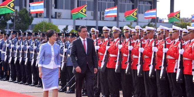 PM Vanuatu (kanan) Saat Berkunjung ke Thailand pada Mei 2013 (militer.go.id)