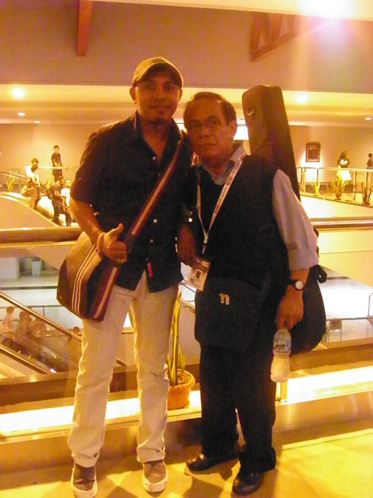 penulis bersama Oele Pattisellano, salah seorang jazz guitaris legend Indonesia di Jakarta Internasional Java Jazz Festival 2011 (dokumen pribadi)