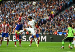 Godin ketika memperdaya Casillas (sumber: http://u.goal.com)