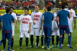 Doa dari pemain Sevilla (https://twitpic.com/show/iphone/8xwy85)
