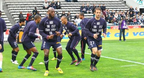 Para pemain Bordeaux saat warming up di lapangan (http://media.tumblr.com/tumblr_m11vn8cZLi1r44aoj.jpg)