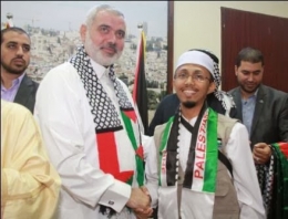 Irsyad Syafar bersama PM Palestina, Ismail Haniya, saat menyerahkan bantuan rakyat Indonesia untuk rakyat Palestina di Gaza