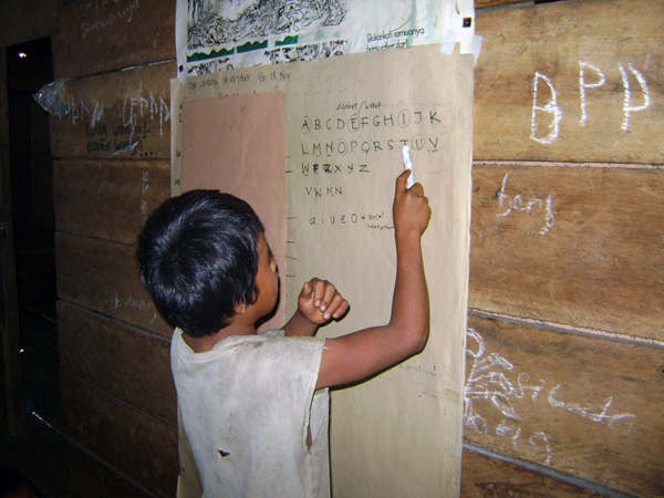 Kegiatan pendidikan di Skola Lipu. Selain diajarkan baca tulis hitung (Calistung), mereka juga diajarkan Bahasa Indonesia dan matematika. Foto: Dokumentasi YMP
